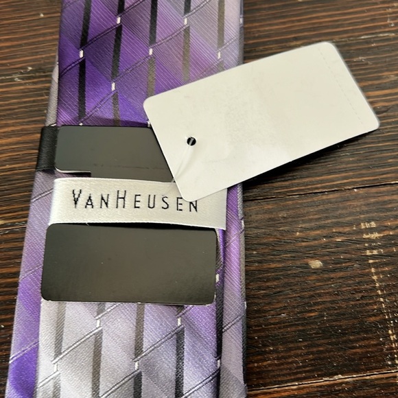 NWT Van Heusen Men’s Purple Tie - Picture 3 of 3